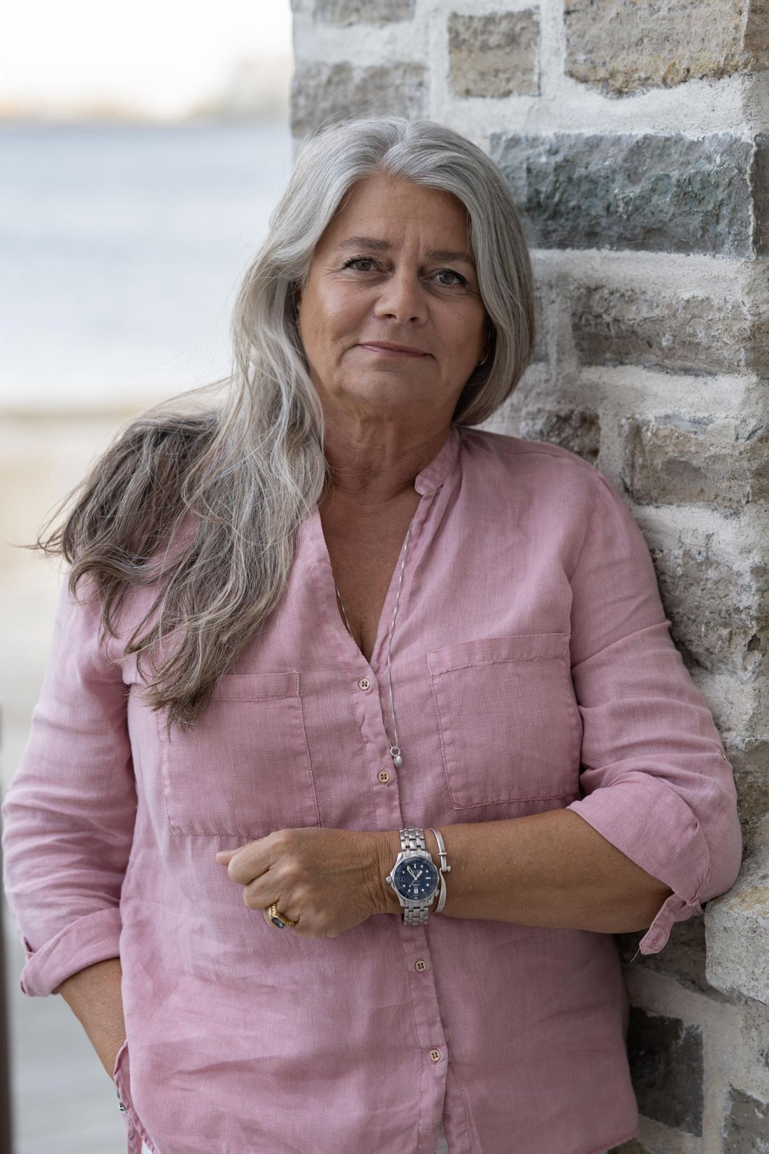Portræt af Tina Christel Kristensen ved havnen